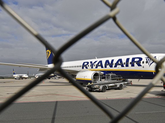 La compagnie à bas coûts Ryanair est parvenue à un accord avec le personnel de cabine en Irlande et au Royaume-Uni, mais les négociations restent difficiles dans d'autres pays. (archives) © KEYSTONE/AP/MARTIN MEISSNER
