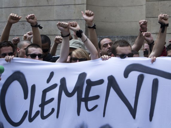 La mort de Clément Méric en 2013 avait suscité une vive émotion et des manifestations dénonçant la violence de l'extrême droite en France (archives). © KEYSTONE/AP/Jacques Brinon