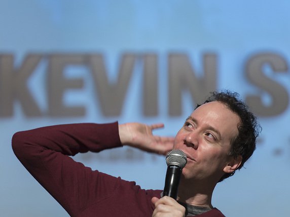 Kevin Sussman, qui joue Stuart, un libraire de bandes dessinées dans la série télé The Big Bang Theory, figure parmi les stars attendues à cette première édition du salon Comic Con africain (archives). © KEYSTONE/GEORGIOS KEFALAS