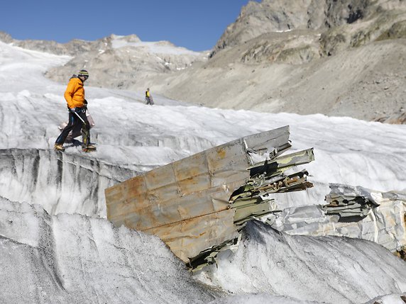 L'armée de l'air suisse a récupéré une partie de l'épave du Dakota sur le glacier du Gauli lundi et mardi. © KEYSTONE/PETER KLAUNZER