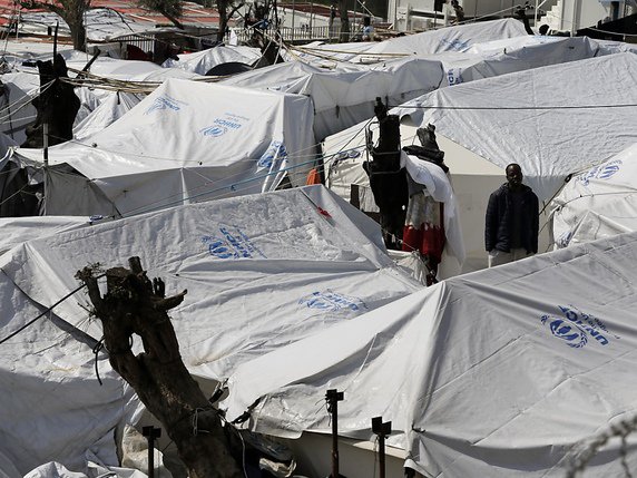 Athènes a promis d'améliorer les conditions de vie des réfugiés sur les îles d'Egée, comme ici le camp de Moria à Lesbos (archives). © KEYSTONE/AP/THANASSIS STAVRAKIS