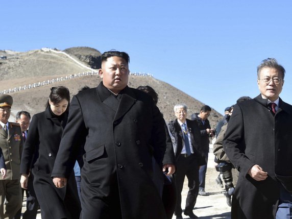Les présidents coréens Kim Jong Un (gauche) et Moon Jae-in (droite) ont visité ensemble jeudi le berceau spirituel de la nation coréenne, le mont Paektu. © Keystone/AP/