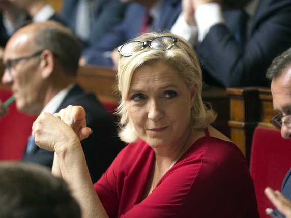 Marine Le Pen avait tweeté le 16 décembre 2015 des photos d'exactions du groupe EI, en réponse au journaliste Jean-Jacques Bourdin qu'elle accusait d'avoir "fait un parallèle" entre l'EI et le FN (archives). © Keystone/AP/MICHEL EULER