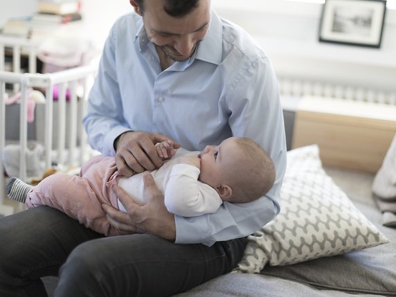 L'idée d'instaurer un congé paternité en Suisse fait son chemin. Le Parlement va élaborer un projet prévoyant deux semaines de congé (archives). © KEYSTONE/GAETAN BALLY