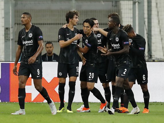 Les joueurs d'Eintracht Francfort se congratulent © KEYSTONE/EPA/GUILLAUME HORCAJUELO