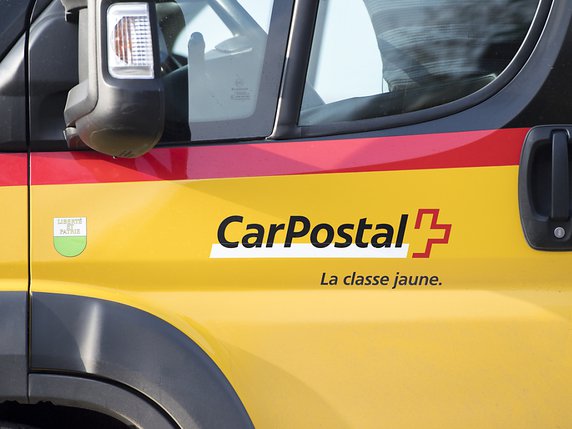 CarPostal connaît de nouveaux rebondissements, en France cette fois. © KEYSTONE/ANTHONY ANEX