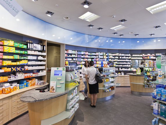 Dès janvier, il sera plus facile de se procurer des médicaments en pharmacie (archives). © KEYSTONE/GAETAN BALLY