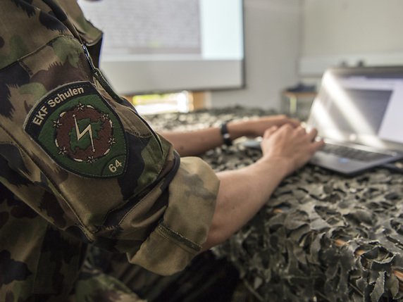 L'armée commence à former des recrues à la cyber-défense. © KEYSTONE/PETER SCHNEIDER