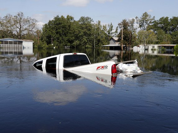 De nombreuses régions sont encore submergées par les eaux en Caroline du Sud, comme à Nichols. © KEYSTONE/AP/GERALD HERBERT