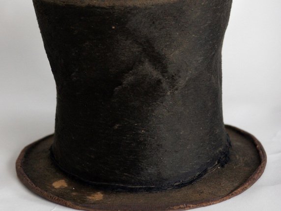 Le musée Abraham Lincoln de Springfield a retiré le chapeau de l'exposition en attendant de nouvelles analyses (archives). © KEYSTONE/AP/SETH PERLMAN