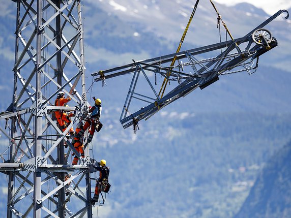 La construction de la ligne électrique prévue entre Chamoson et Chippis a commencé à la fin août (archives). © KEYSTONE/VALENTIN FLAURAUD