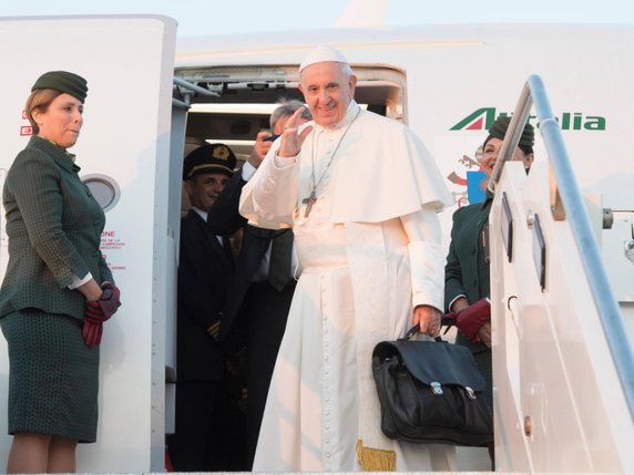 Départ du pape François samedi matin pour deux jours dans la catholique Lituanie. Il sera ensuite lundi en Lettonie, pays plutôt protestant, et mardi en Estonie, très majoritairement non croyante. © Keystone/EPA ANSA /VATICAN MEDIA/VATICAN MEDIA HANDOUT