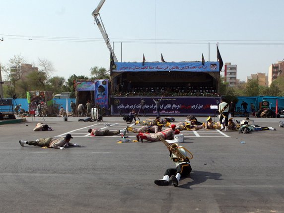 L'attaque, qui a eu lieu vers 07h30, a été menée à Ahvaz, la capitale de la province du Khouzestan, peuplée majoritairement d'Arabes, lors d'un défilé militaire. © Keystone/EPA ISNA NEWS AGENCY/BEHRAD GHASEMI