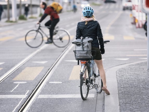 Avec l'inscription de la petite reine dans la Constitution, les cyclistes espèrent ne plus être les parents pauvres de la mobilité. © KEYSTONE/CHRISTIAN BEUTLER