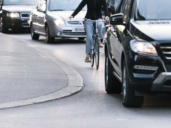La bicyclette est le seul mode de transport où le nombre d'accidentés a augmenté depuis l'an 2000. © KEYSTONE/CHRISTIAN BEUTLER