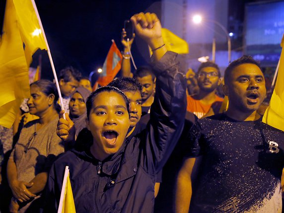 Les partisans du Parti démocratique maldivien (PDM) ont fêté la victoire à travers l'archipel de l'océan Indien en agitant les drapeaux jaunes de la formation politique et en dansant dans les rues. © KEYSTONE/AP/ERANGA JAYAWARDENA