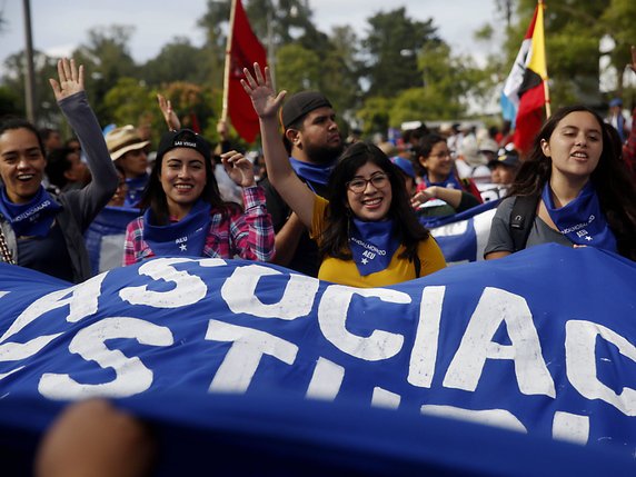 Des milliers d'étudiants et militants ont manifesté début septembre dans la capitale du Guatemala pour réclamer la démission du président Jimmy Morales, qui s'est attaqué à une mission anticorruption de l'ONU (archives). © KEYSTONE/EPA EFE/ESTEBAN BIBA