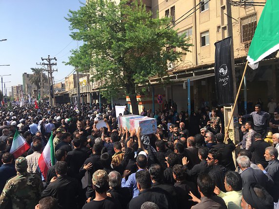 Des milliers de personnes se sont rassemblées pour les funérailles des victimes de l'attentat perpétré samedi à Ahvaz. © KEYSTONE/AP/EBRAHIM NOROOZI