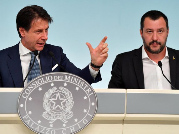Matteo Salvini (à droite) et le chef du gouvernement Guiseppe Conte (à gauche) ont présenté lundi les grandes lignes du projet à la presse. © KEYSTONE/EPA ANSA/ETTORE FERRARI