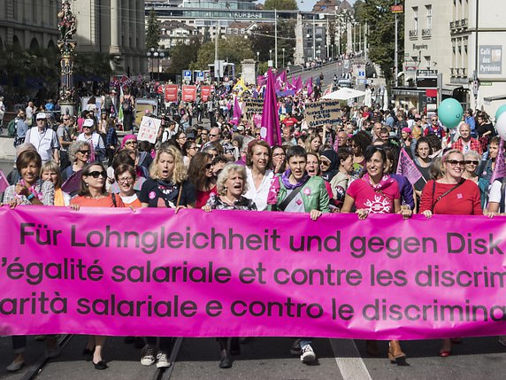20'000 personnes ont manifesté samedi à Berne pour défendre l'égalité salariale, en prévision du débat de lundi au Conseil national sur la révision de la loi sur l'égalité (archives). © KEYSTONE/PETER SCHNEIDER