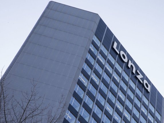 Lors de sa journée des investisseurs, le groupe Lonza a réaffirmé ses objectifs à moyen terme, à savoir, des recettes annuelles à hauteur de 7,5 milliards de francs et une marge Ebitda de 30%. (archives) © KEYSTONE/PATRICK STRAUB