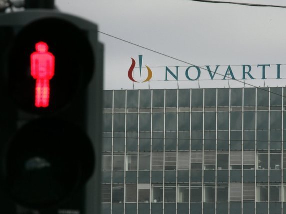 Novartis va supprimer plus de 2000 emplois en Suisse au cours des quatre prochaines années pour "accroître son efficacité opérationnelle". (archives) © KEYSTONE/GEORGIOS KEFALAS