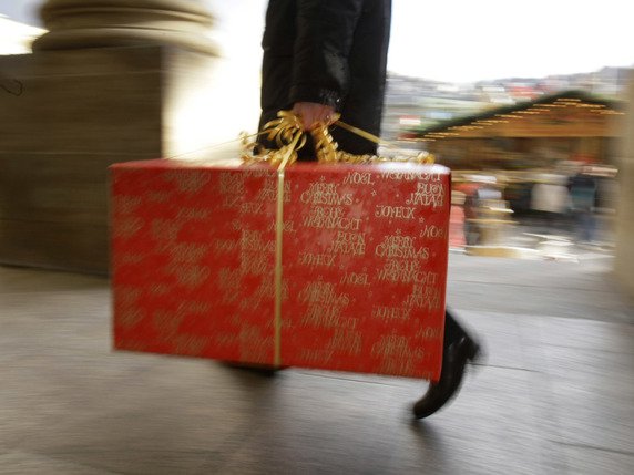 Les Verts et les socialistes vaudois ont déposé mardi des textes au Grand Conseil. Objectif: clarifier les conditions dans lesquelles les élus peuvent accepter des cadeaux (photo symbolique). © KEYSTONE/AP NY/THOMAS KIENZLE