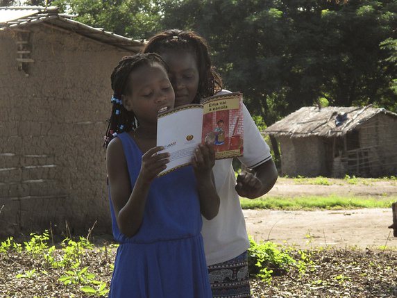 En Afrique les obstacles restent nombreux à la scolarisation des filles (image symbolique). © KEYSTONE/AP/CHRISTOPHER TORCHIA
