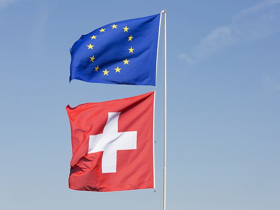 La plupart des Suisses approuvent un accord-cadre avec l'Union européenne, selon un sondage. Seuls les partisans de l'UDC lui disent nettement non (photo symbolique). © KEYSTONE/GAETAN BALLY