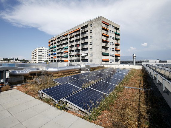 Des panneaux solaires sur le toit de l'immeuble Soubeyran de la coopérative Equilibre, à Genève. © KEYSTONE/SALVATORE DI NOLFI