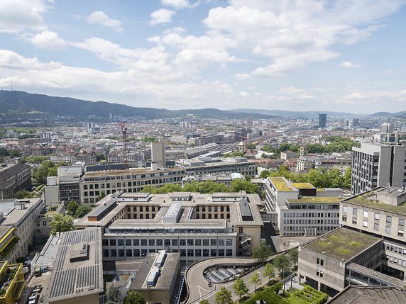 L'Université de Zurich fait une remontée fulgurante au classement cette année en fournissant des données plus détaillées (archives). © KEYSTONE/CHRISTIAN BEUTLER