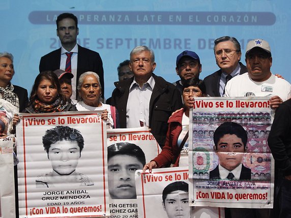La création d'une commission d'enquête soutenue internationalement - et annoncée mercredi par le président mexicain Andres Manuel Lopez Obrador (centre) - était une des exigences des familles. © KEYSTONE/EPA EFE/SASHENKA GUTIERREZ