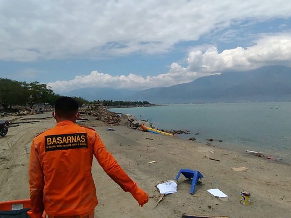 De nombreux corps ont été découverts en bord de mer, à Palu, sur l’île indonésienne des Célèbes, après un violent séisme et un tsunami. © KEYSTONE/EPA BASARNAS/BASARNAS HANDOUT