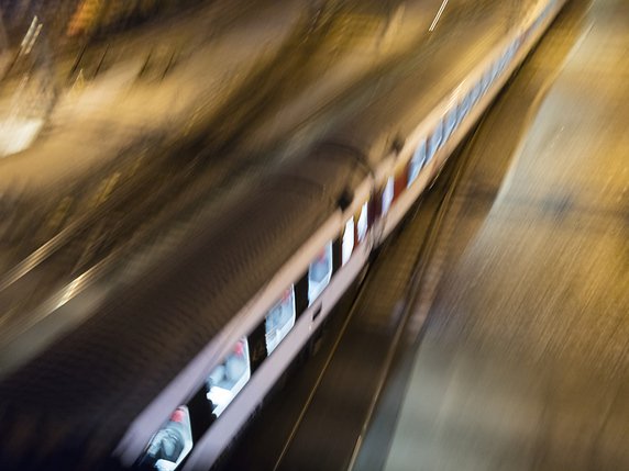 Les trains circulent à nouveau à la gare de La Chaux-de-Fonds (image symbolique). © KEYSTONE/GAETAN BALLY
