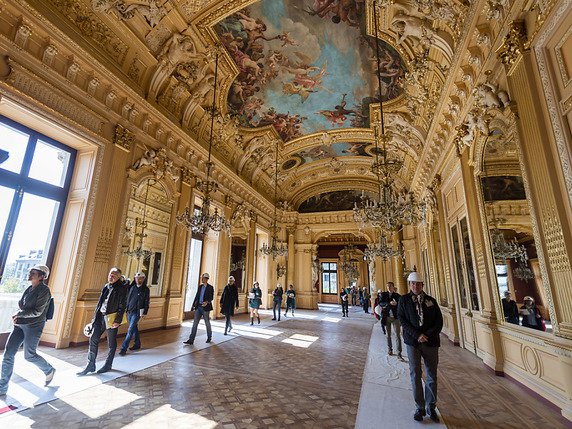 Les travaux de rénovation du Grand Théâtre de Genève ont permis de redécouvrir les décors d'origine et de les mettre en valeur. Le bâtiment - et notamment le grand foyer - retrouve ainsi l'apparence qu'il avait lors de son inauguration en 1879. © KEYSTONE/MARTIAL TREZZINI