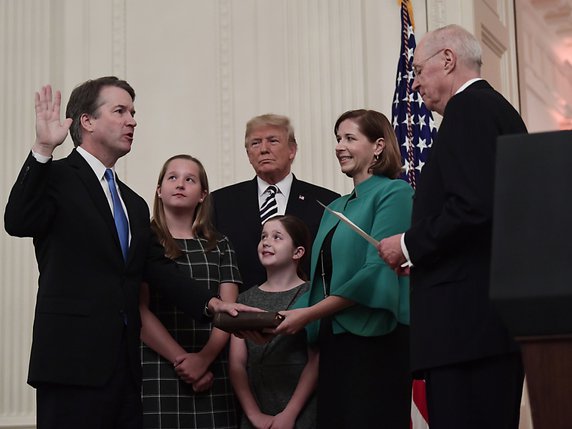 Entouré par sa famille, Brett Kavanaugh a promis de "se montrer impartial" au sein de la plus haute juridiction des Etats-Unis. © KEYSTONE/AP/SUSAN WALSH