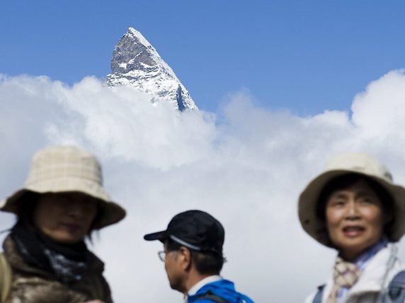 Des touristes asiatiques au pied du Cervin, à Zermatt  (archives). © KEYSTONE/JEAN-CHRISTOPHE BOTT