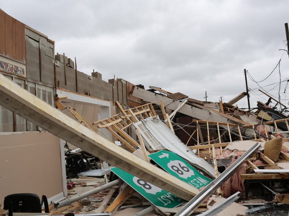 Certaines maisons aux fines cloisons de bois ont été mises en pièces, leur intérieur se transformant en chaos total. Des auvents et des façades se sont écroulés sur des voitures. Dans la marina de Panama City des voiliers ont été projetés les uns sur les autres, leurs gréements s'enchevêtrant. © Keystone/EPA/DAN ANDERSON