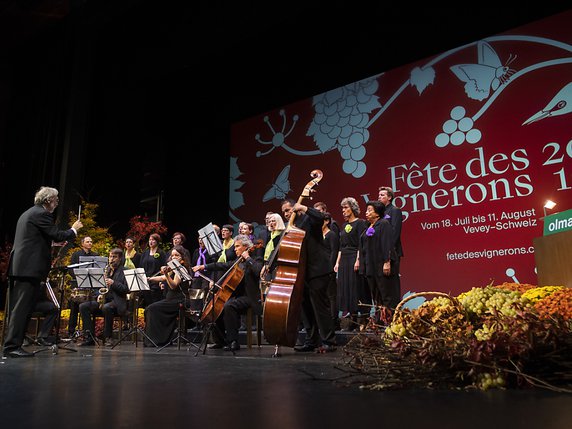 C'est un ensemble vaudois qui a ouvert la foire agricole Olma à St-Gall, "Couleur vocale" de St-Légier, en l'honneur de la Fête des vignerons de Vevey (VD). © KEYSTONE/GIAN EHRENZELLER