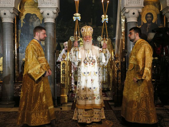 Le saint-synode a également décidé de "rétablir dans sa fonction hiérarchique" le Patriarche Filaret Denisenko (photo), après avoir examiné un appel qu'il avait présenté contre son excommunication par Moscou (archives). © Keystone/AP/SERGEI CHUZAVKOV