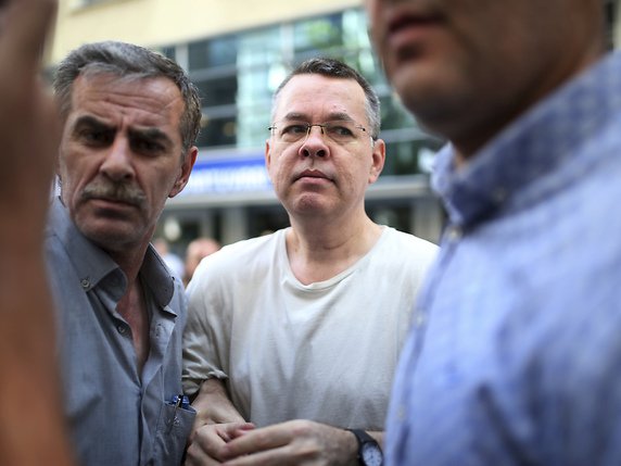 La justice turque a ordonné la libération immédiate du pasteur américain Brunson. © KEYSTONE/AP/EMRE TAZEGUL