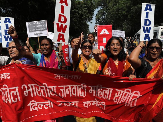 Le mouvement #MeToo secoue l'Inde depuis plusieurs semaines au rythme des dénonciations des femmes victimes d'abus ou d'inconduites sexuels. Ici lors d'une manifestation à New Delhi vendredi (archives). © KEYSTONE/EPA/RAJAT GUPTA