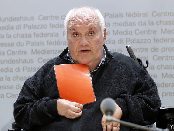 Au nom des organisations de défense des handicapés, Francesco Bertoli a brandi un carton rouge contre la nouvelle loi sur la surveillance des assurés soupçonnés de fraude. © KEYSTONE/PETER KLAUNZER
