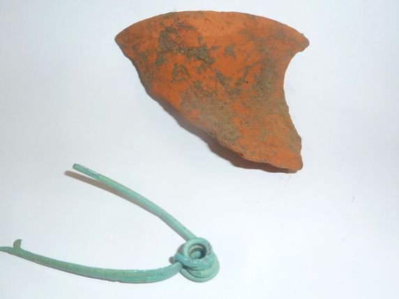 Les archéologues ont découvert des objets celtes à Egolzwil (LU), dont une fibule et des morceaux de céramique. © Service archéologique LU