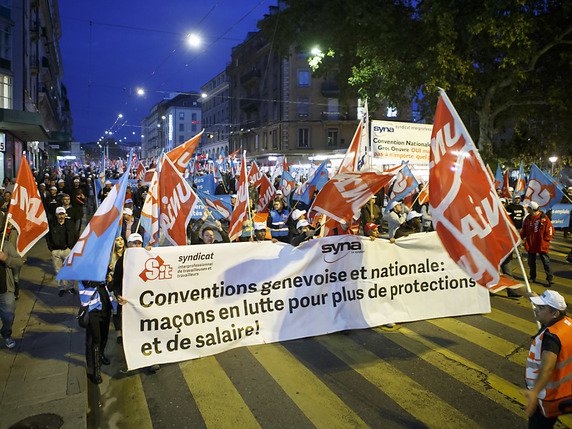 La manifestation de Genève a débuté peu après 07h00. La veille, quelque 3000 maçons avaient débrayé au Tessin, lançant le mouvement de protestation au niveau national. © KEYSTONE/SALVATORE DI NOLFI
