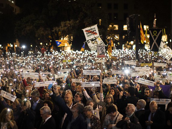 Des milliers de partisans de l'indépendance ont défilé dans plusieurs villes de Catalogne. © KEYSTONE/AP/EMILIO MORENATTI