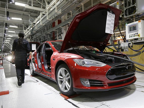 La nouvelle usine chinoise projetée par Tesla permettra au constructeur notamment de doubler la taille de ses capacités mondiales. (archives) © KEYSTONE/AP/JEFF CHIU