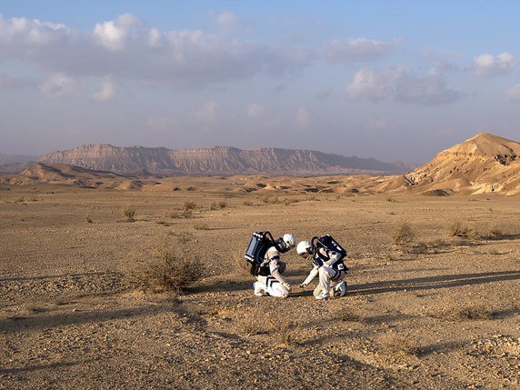 Des astronautes simulent une mission martienne dans le désert du Néguev, au sud d'Israël. © KEYSTONE/EPA/JIM HOLLANDER