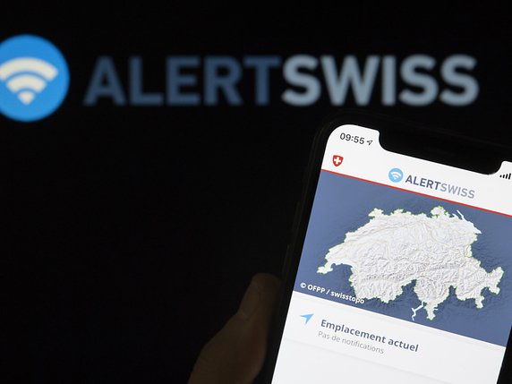 Consulter l'application Alertswiss sur son portable en cas de catastrophe. © KEYSTONE/ANTHONY ANEX