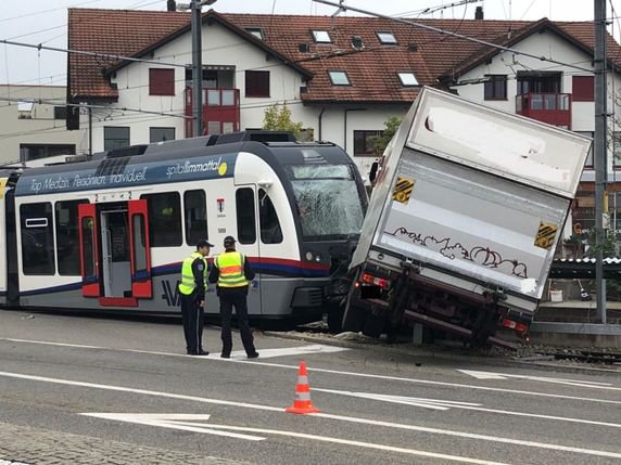 Un train régional et un camion sont entrés en collision vendredi matin à Berikon (AG). © Police cantonale AG